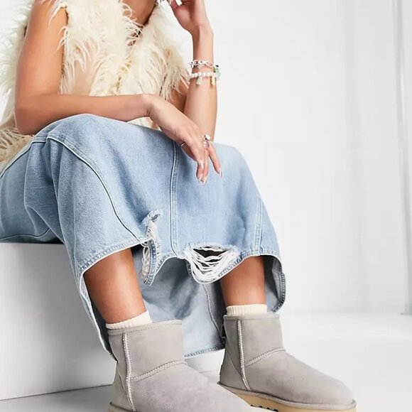 UGG Women's Classic Mini II Winter Boot Shoes - Picture 2 of 8